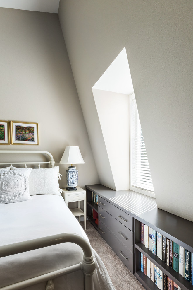 Kleines Modernes Hauptschlafzimmer mit weißer Wandfarbe und Teppichboden in Sonstige