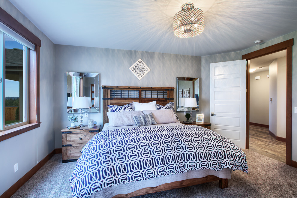 На фото: хозяйская спальня среднего размера в стиле кантри с бежевыми стенами и ковровым покрытием с