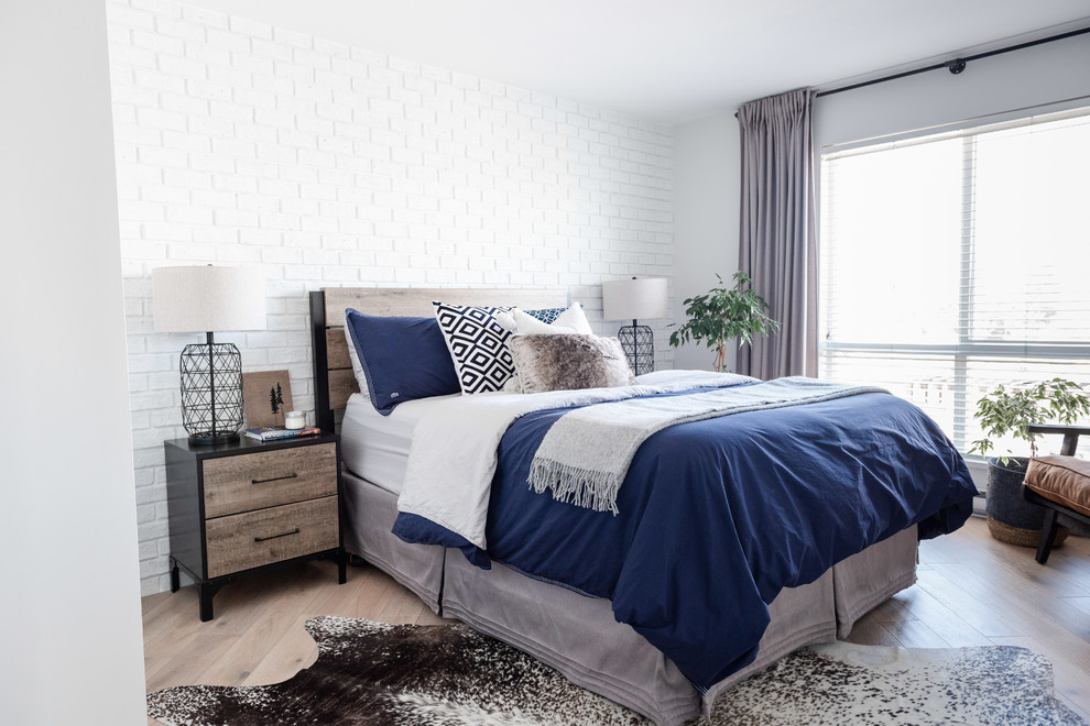 バンクーバーにあるコンテンポラリースタイルのおしゃれな客用寝室 (白い壁、無垢フローリング、暖炉なし、茶色い床) のレイアウト