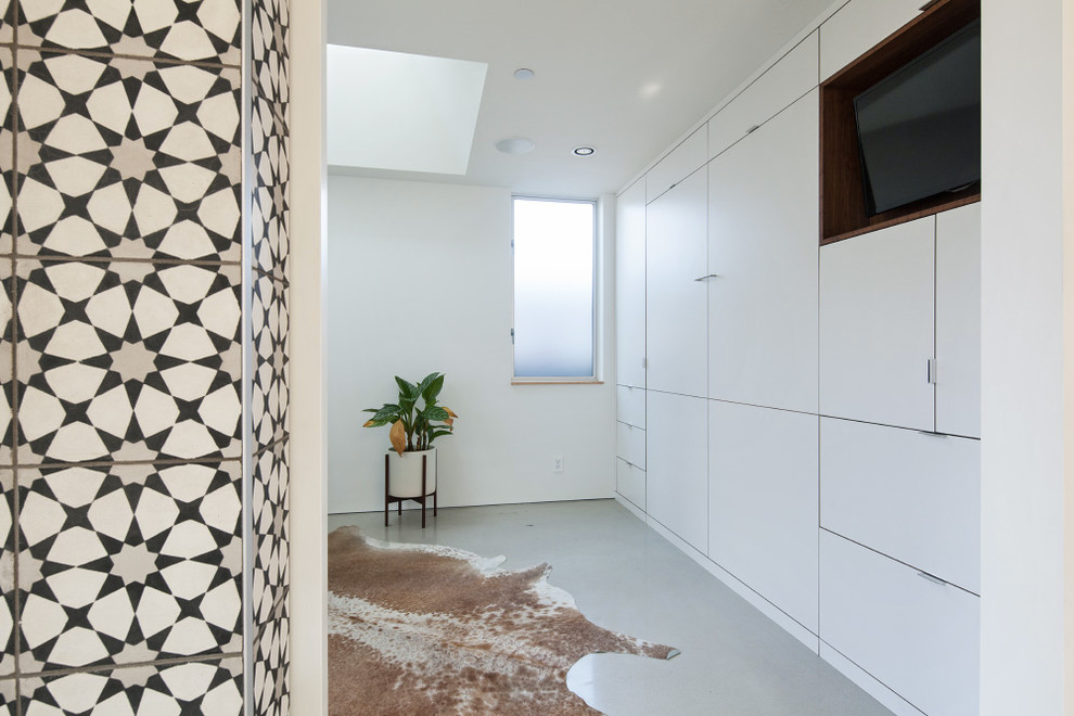 Idée de décoration pour une petite chambre d'amis minimaliste avec un mur blanc, aucune cheminée et un sol beige.