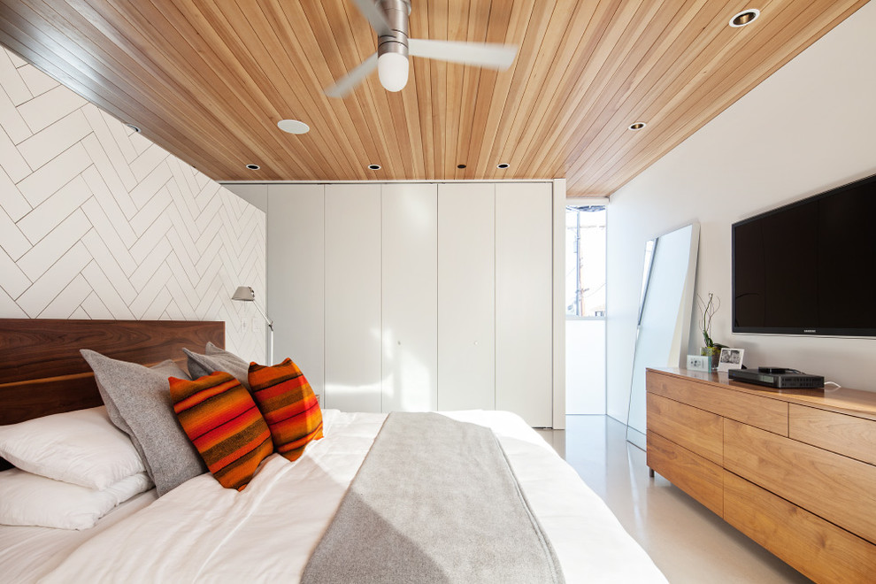 Kleines Modernes Schlafzimmer mit weißer Wandfarbe und Betonboden in Los Angeles