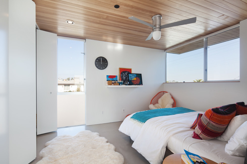 ロサンゼルスにある小さなモダンスタイルのおしゃれな客用寝室 (白い壁、暖炉なし、ベージュの床) のインテリア