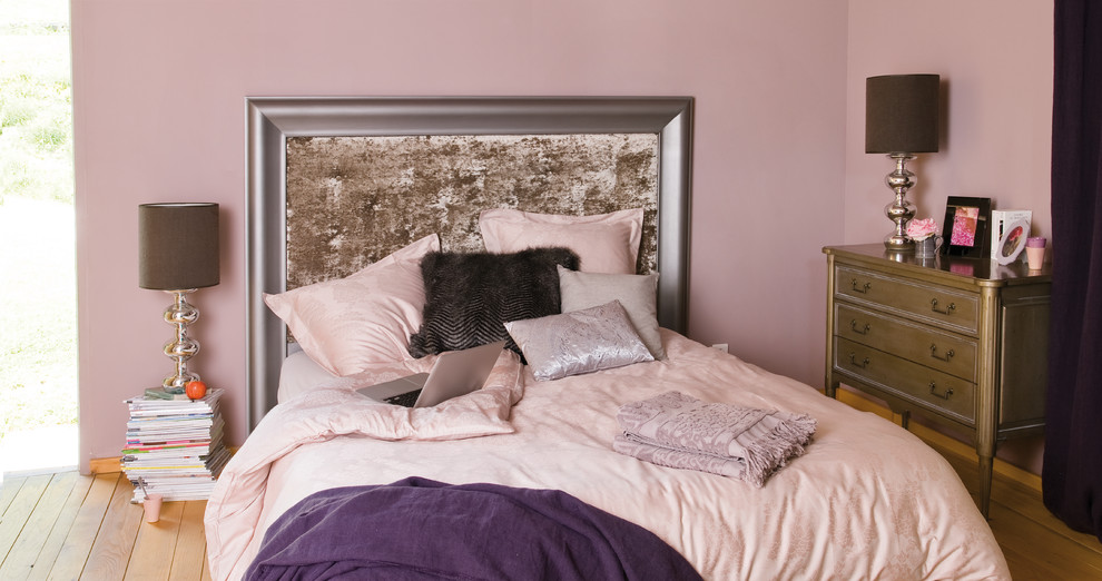 Свежая идея для дизайна: большая хозяйская спальня в классическом стиле с розовыми стенами, бетонным полом и бежевым полом без камина - отличное фото интерьера