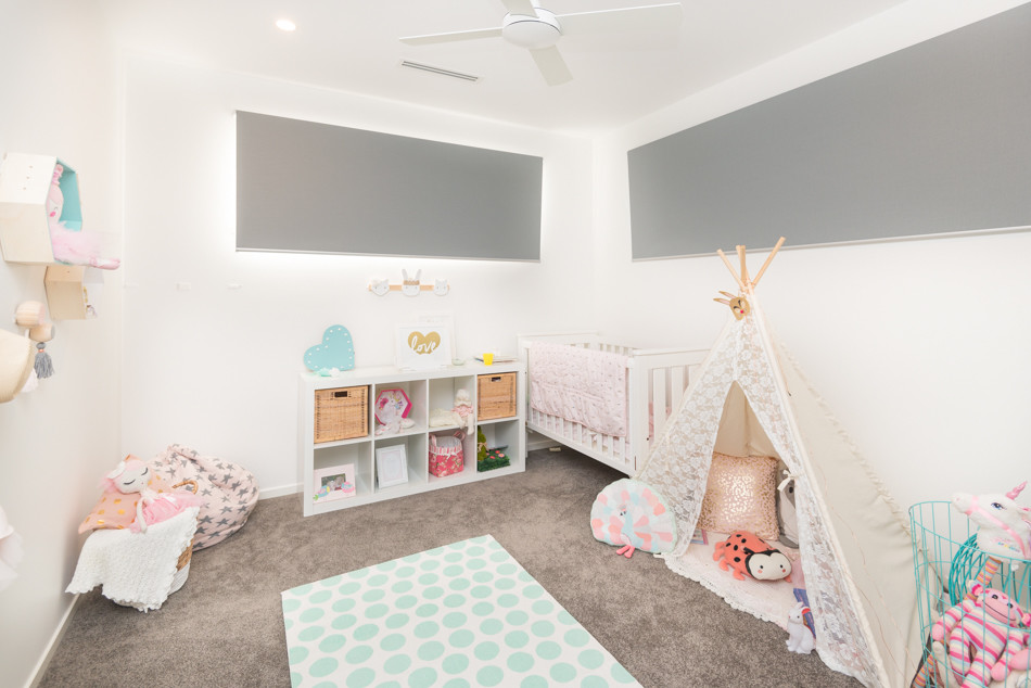 Skandinavisches Gästezimmer mit weißer Wandfarbe und Teppichboden in Brisbane