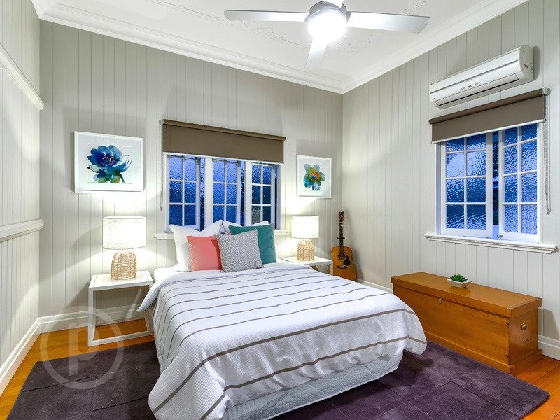 Modelo de habitación de invitados tradicional renovada de tamaño medio con paredes grises y suelo de madera en tonos medios