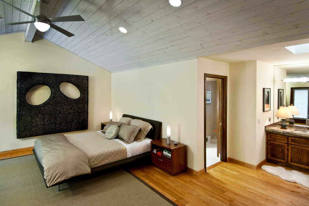 Cette image montre une chambre bohème avec un mur beige et un sol en bois brun.