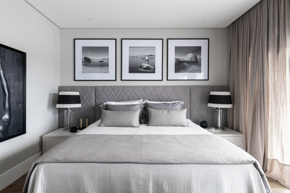 Inspiration pour une chambre design avec un mur gris, parquet clair et un sol beige.