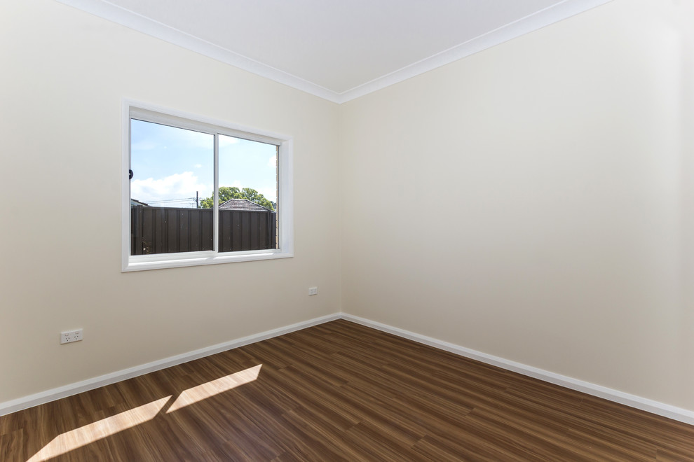 Cette image montre une petite chambre parentale design avec un mur blanc, un sol en carrelage de porcelaine et aucune cheminée.