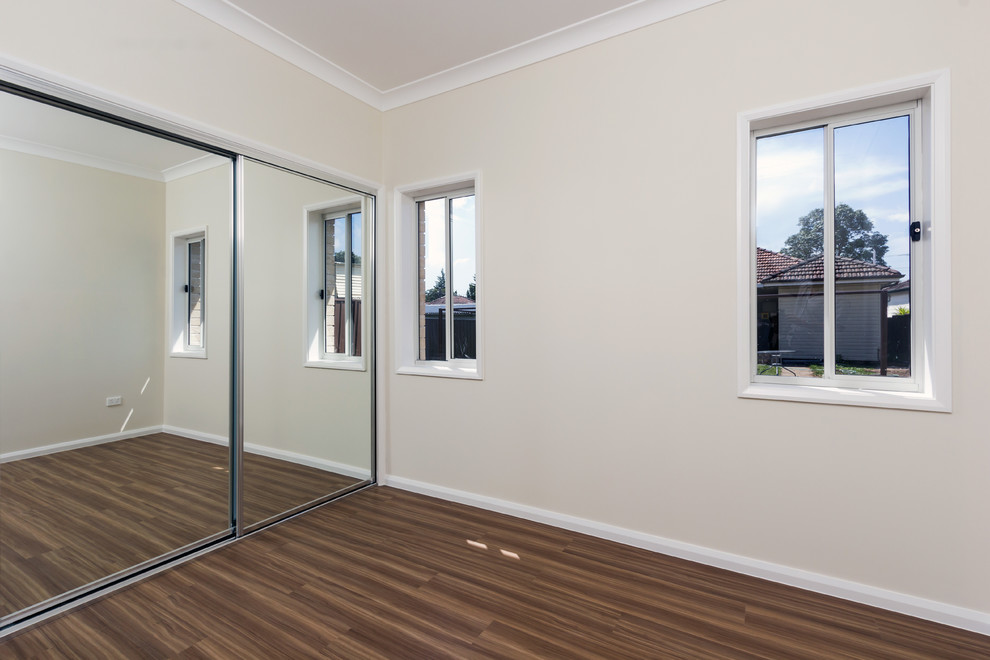 Kleines Modernes Hauptschlafzimmer ohne Kamin mit weißer Wandfarbe und Porzellan-Bodenfliesen in Sydney