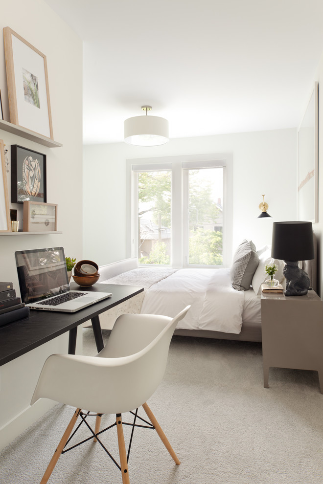Modernes Schlafzimmer ohne Kamin mit weißer Wandfarbe und Teppichboden in Vancouver