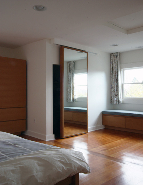 Example of a minimalist bedroom design in Portland