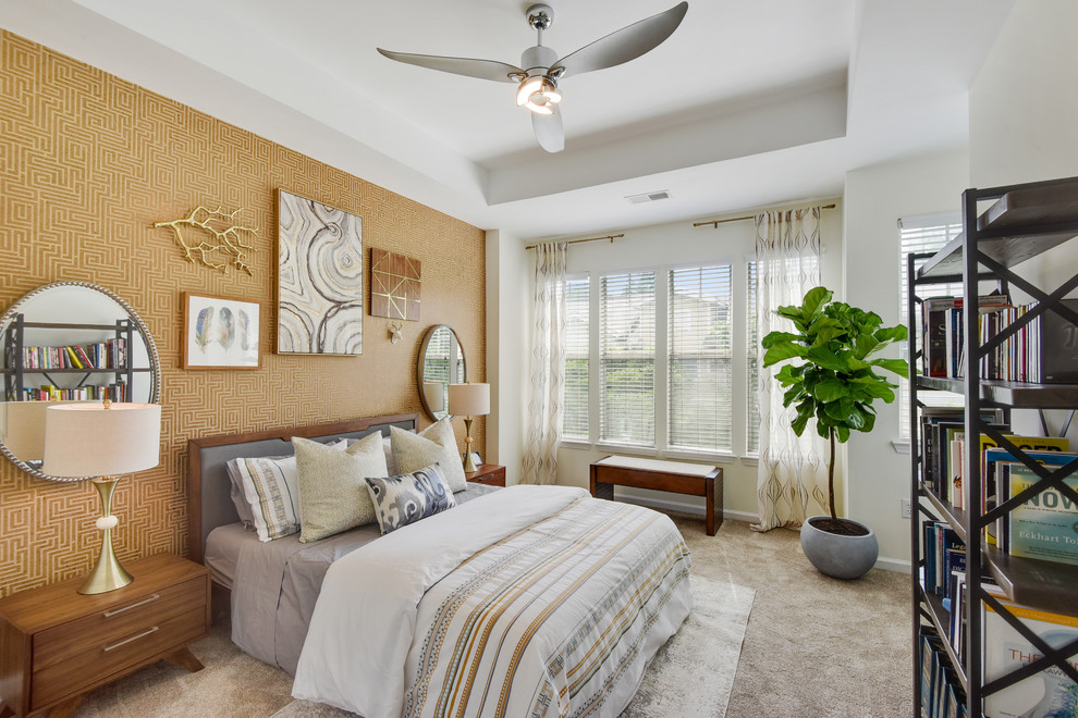 Свежая идея для дизайна: хозяйская спальня среднего размера в стиле ретро с коричневыми стенами, ковровым покрытием и коричневым полом без камина - отличное фото интерьера