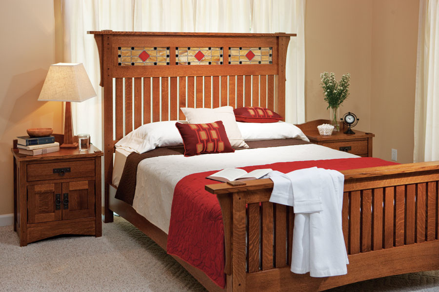 Ejemplo de dormitorio principal de estilo americano de tamaño medio con paredes beige y moqueta