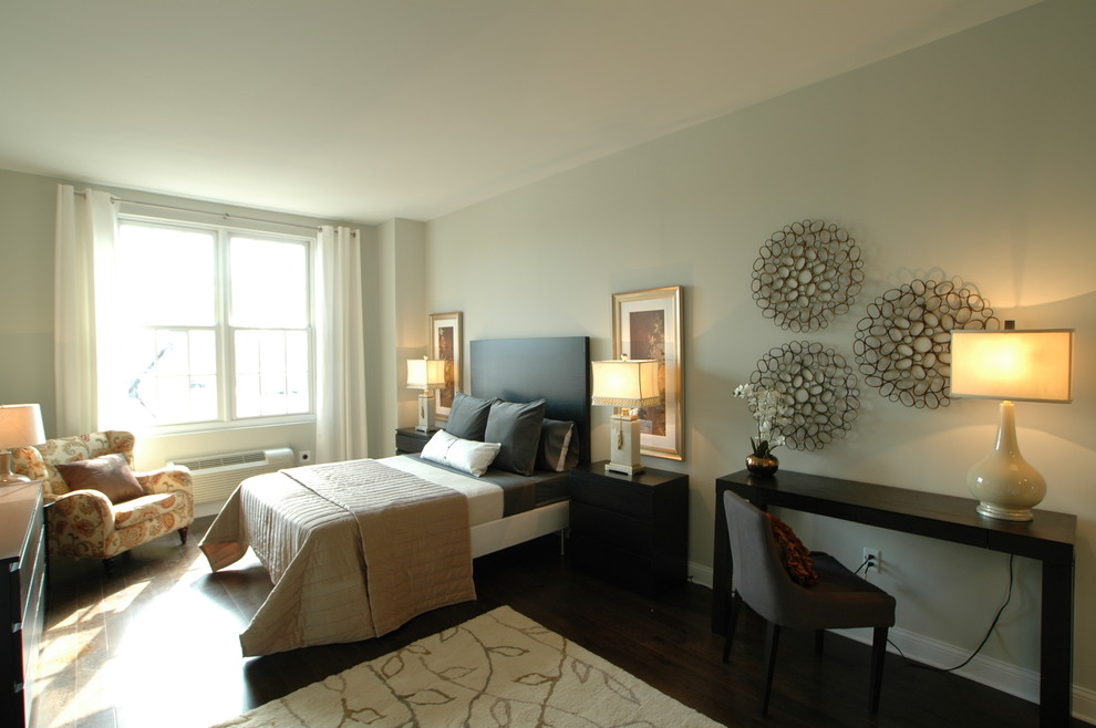 Imagen de dormitorio contemporáneo con paredes grises y suelo de madera oscura