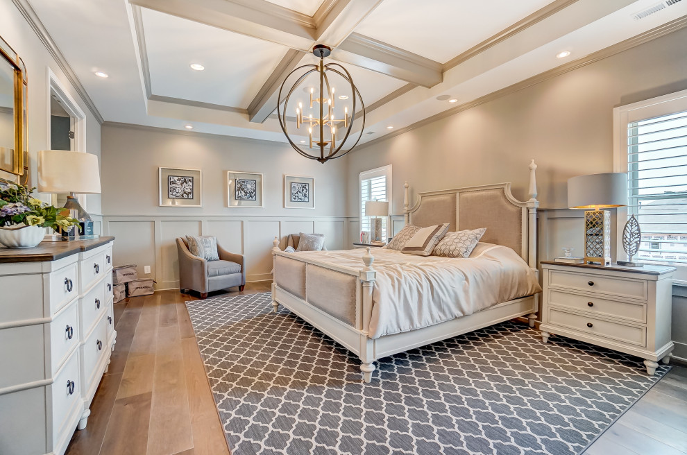 Geräumiges Klassisches Hauptschlafzimmer mit beiger Wandfarbe, braunem Holzboden, Kassettendecke und vertäfelten Wänden in Charlotte