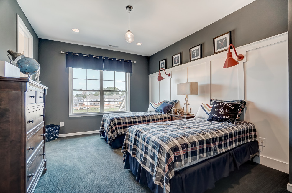 Идея дизайна: спальня среднего размера в стиле неоклассика (современная классика) с бежевыми стенами, ковровым покрытием, синим полом и панелями на части стены