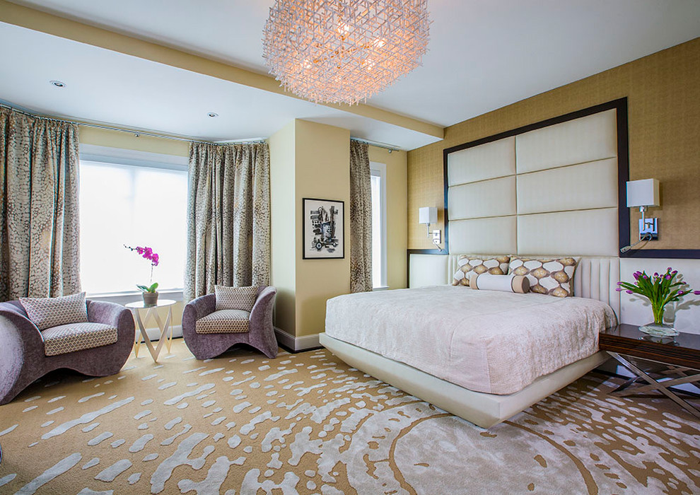 Стильный дизайн: большая хозяйская спальня в стиле неоклассика (современная классика) с ковровым покрытием, разноцветным полом и бежевыми стенами без камина - последний тренд