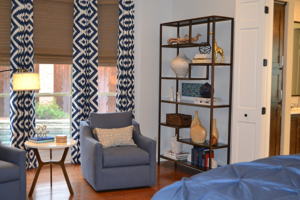 Идея дизайна: большая хозяйская спальня в стиле неоклассика (современная классика) с синими стенами, полом из ламината, стандартным камином, фасадом камина из камня и белым полом