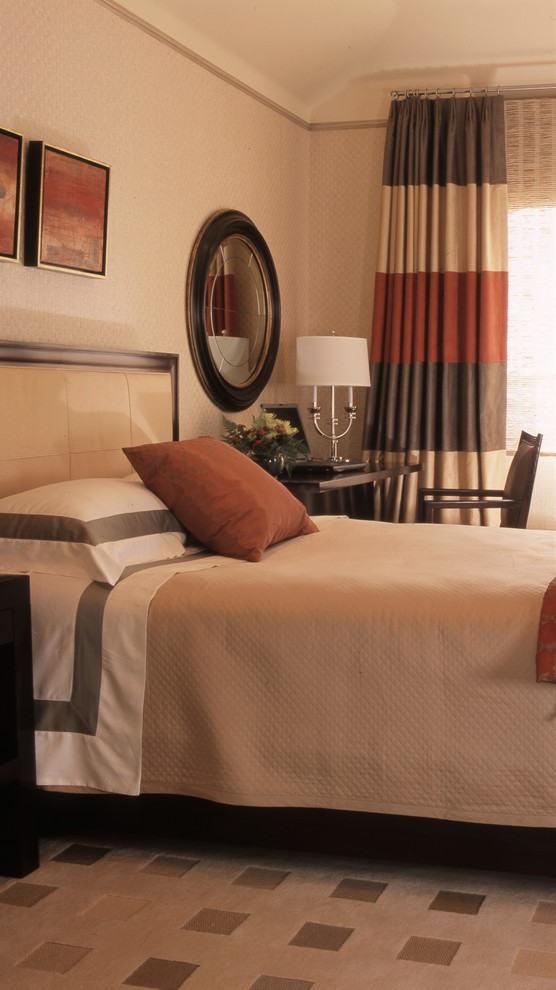 Diseño de habitación de invitados contemporánea grande con paredes beige, moqueta y suelo multicolor