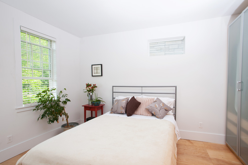 Idee per una camera da letto minimal con pareti bianche e pavimento in compensato