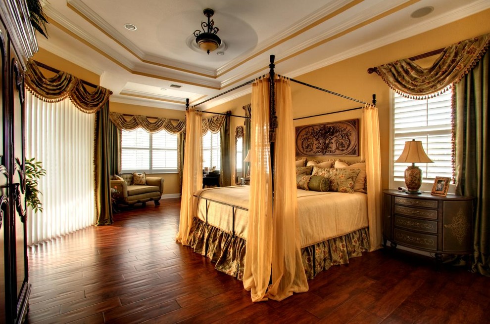 Immagine di un'ampia camera matrimoniale tradizionale con pavimento in legno massello medio