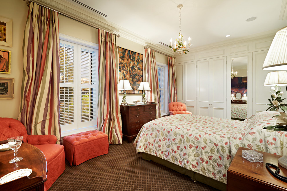 Modelo de habitación de invitados clásica de tamaño medio sin chimenea con paredes beige y moqueta