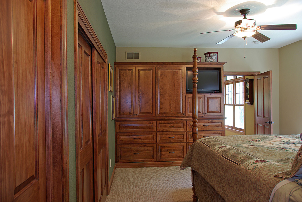 Imagen de dormitorio principal clásico de tamaño medio sin chimenea con paredes multicolor y moqueta