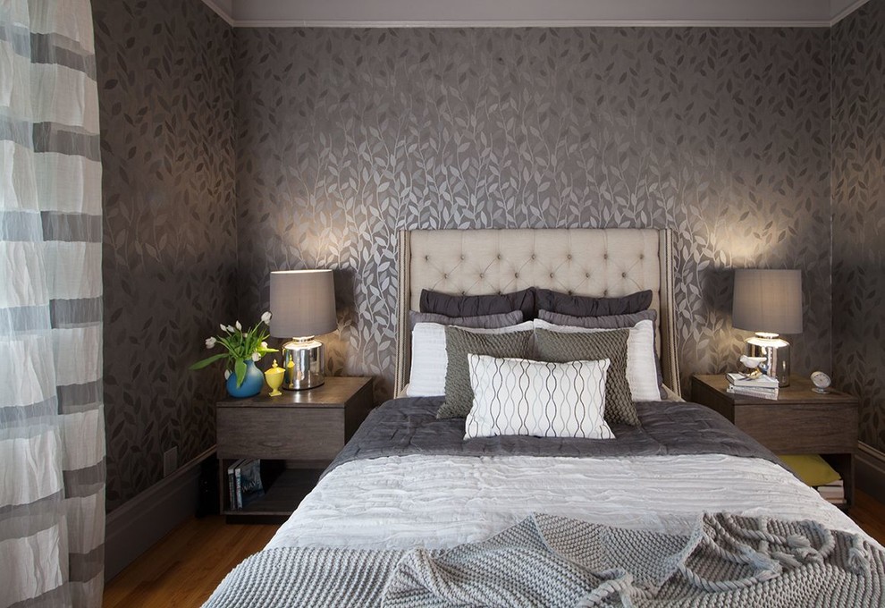 Imagen de dormitorio principal clásico renovado pequeño sin chimenea con paredes grises y suelo de madera en tonos medios