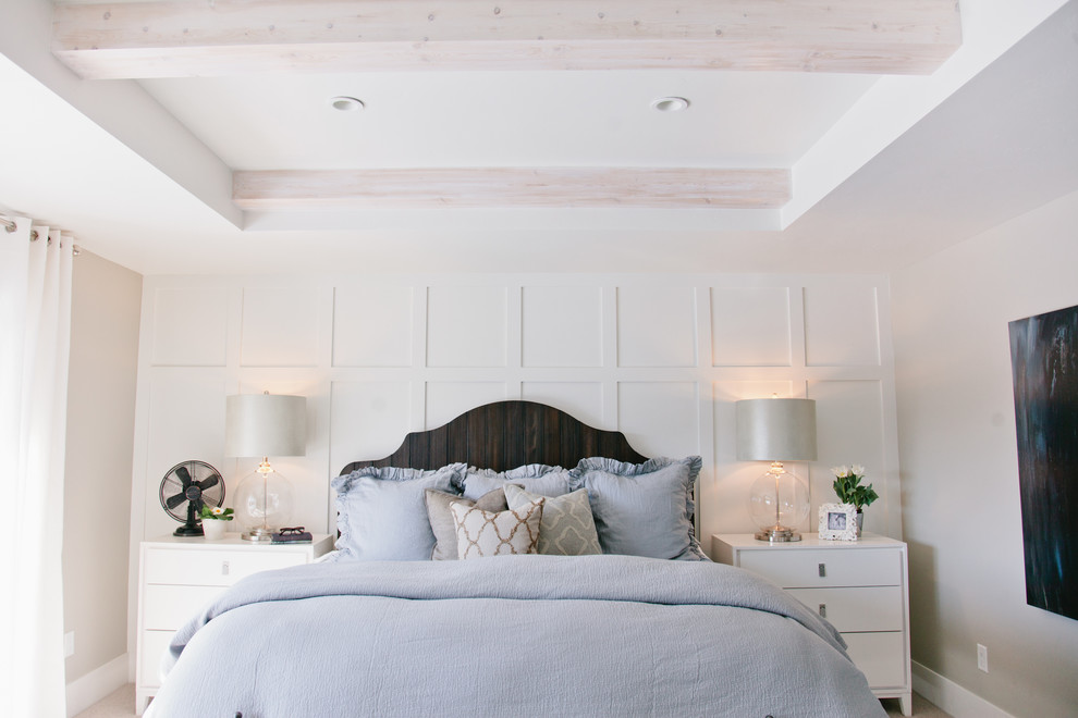 Foto de dormitorio principal tradicional renovado de tamaño medio con paredes beige y moqueta