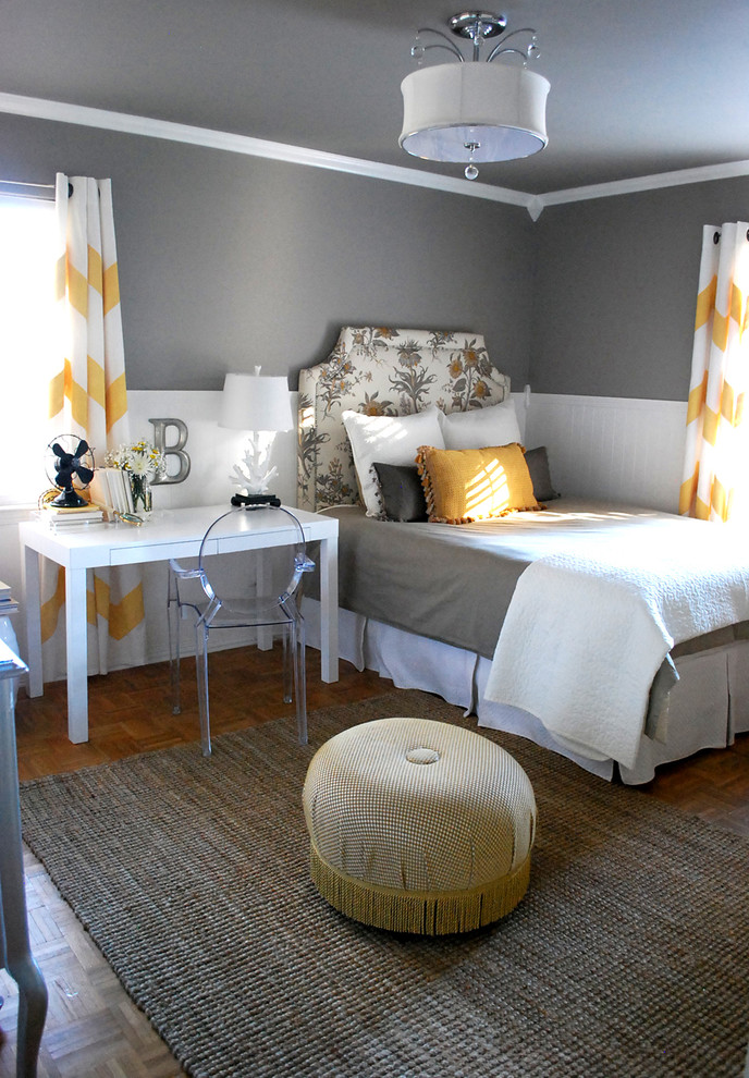 Стильный дизайн: гостевая спальня среднего размера, (комната для гостей) в стиле неоклассика (современная классика) с серыми стенами и светлым паркетным полом без камина - последний тренд