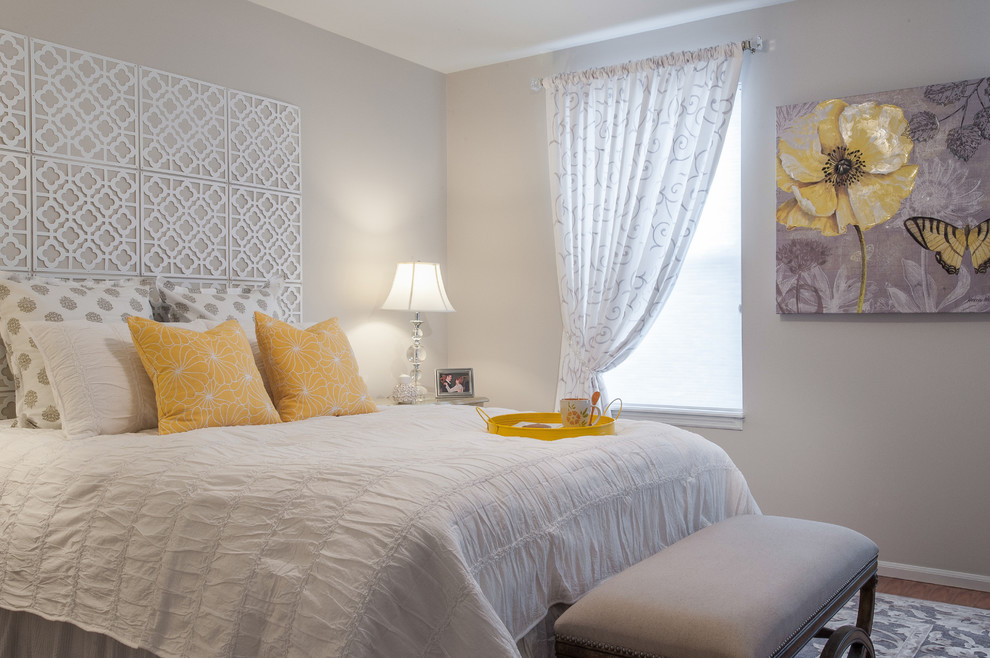 Идея дизайна: гостевая спальня среднего размера, (комната для гостей) в стиле неоклассика (современная классика) с паркетным полом среднего тона и серыми стенами