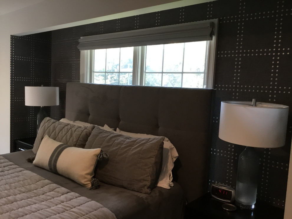 Idee per una camera matrimoniale minimalista di medie dimensioni con pareti grigie, parquet scuro, pavimento marrone e carta da parati
