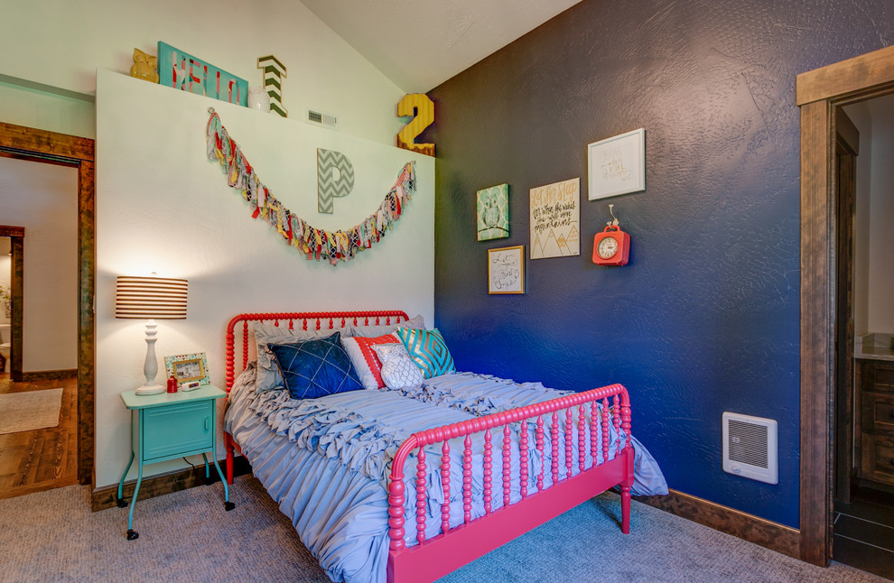Esempio di una camera da letto rustica di medie dimensioni con pareti blu e moquette