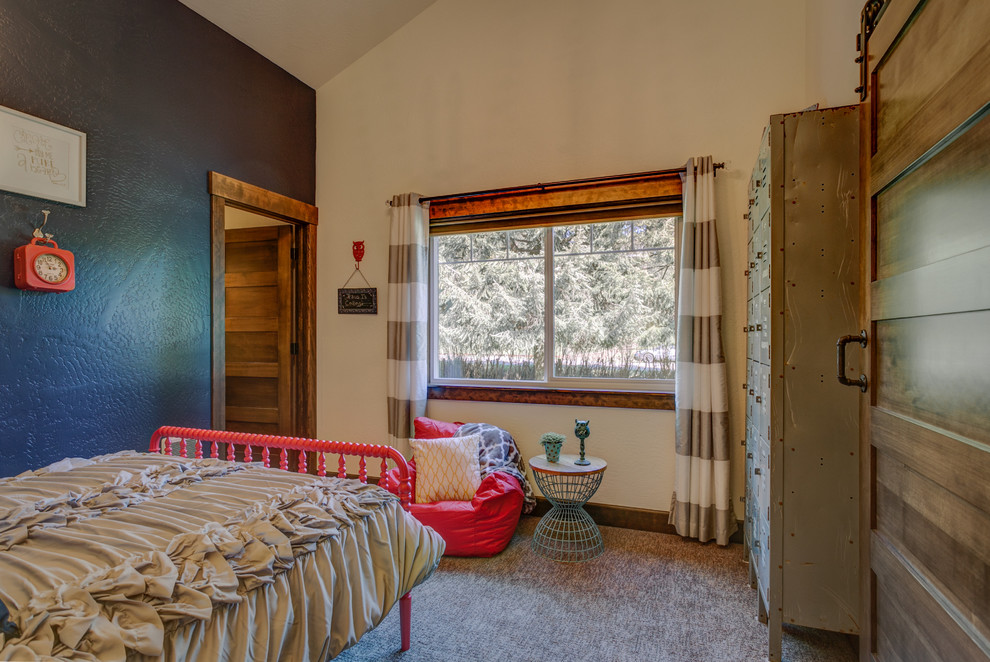 Immagine di una camera da letto stile rurale di medie dimensioni con pareti blu e moquette
