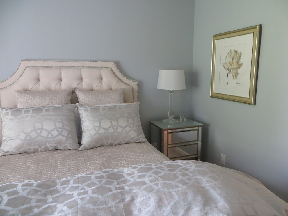 Пример оригинального дизайна: хозяйская спальня среднего размера в современном стиле с серыми стенами и ковровым покрытием