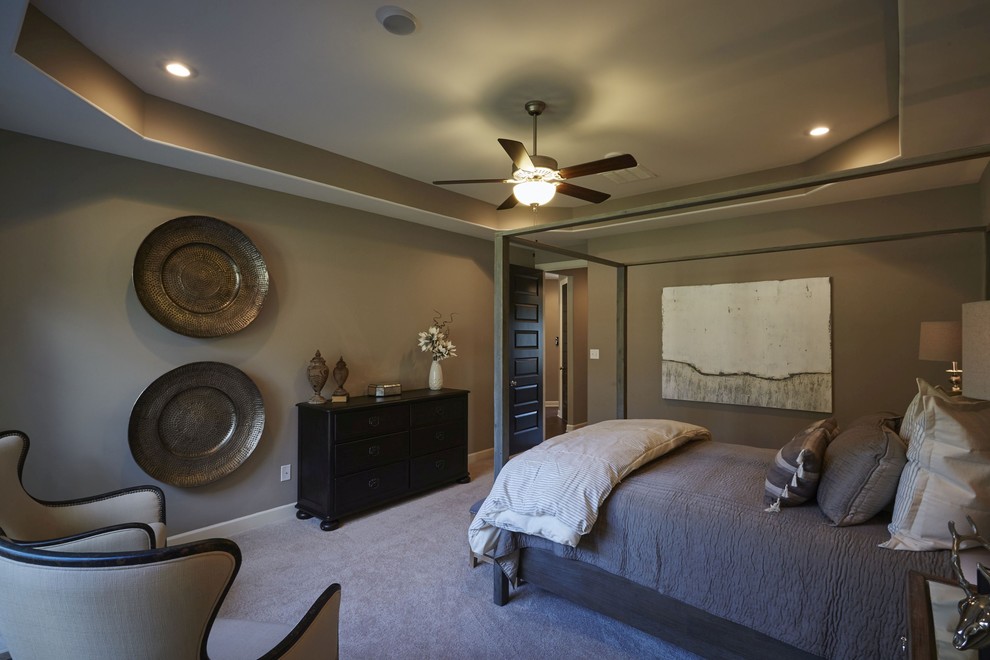 広いトラディショナルスタイルのおしゃれな主寝室 (ベージュの壁、カーペット敷き、暖炉なし) のインテリア