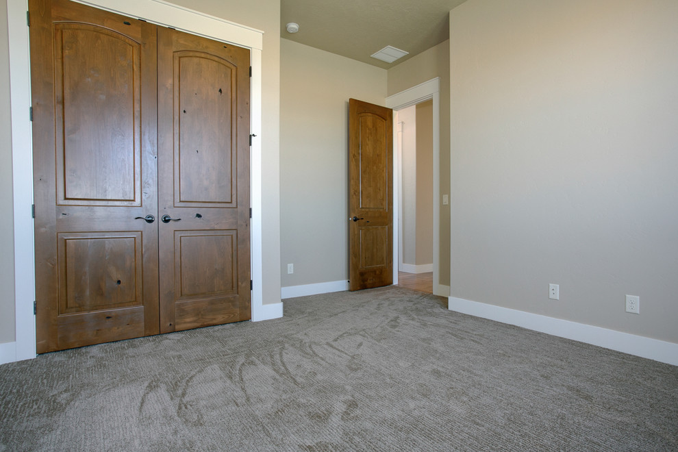 Cette image montre une chambre traditionnelle de taille moyenne avec un mur gris.
