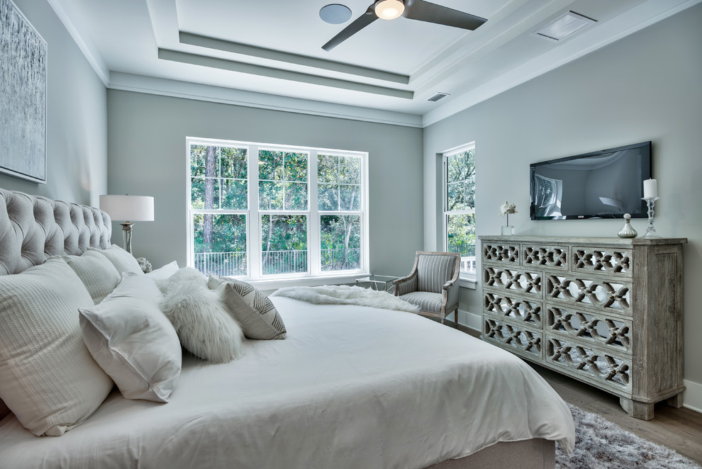 Mittelgroßes Maritimes Hauptschlafzimmer ohne Kamin mit grauer Wandfarbe, hellem Holzboden und grauem Boden in Sonstige