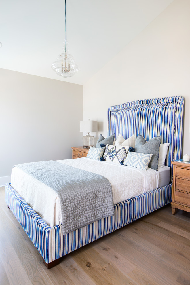 Imagen de dormitorio marinero con paredes beige, suelo de madera clara y suelo marrón