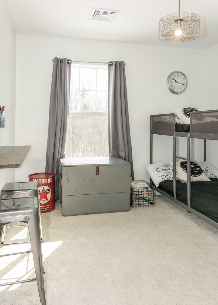 Imagen de dormitorio de estilo de casa de campo de tamaño medio sin chimenea con paredes blancas, moqueta y suelo blanco