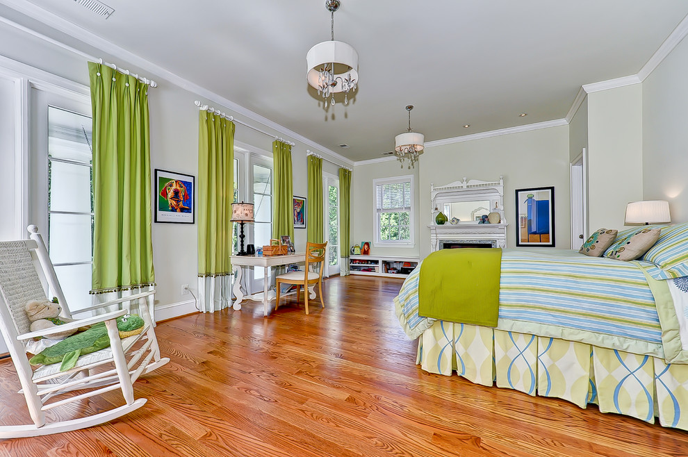 Foto di una camera da letto classica con pareti verdi