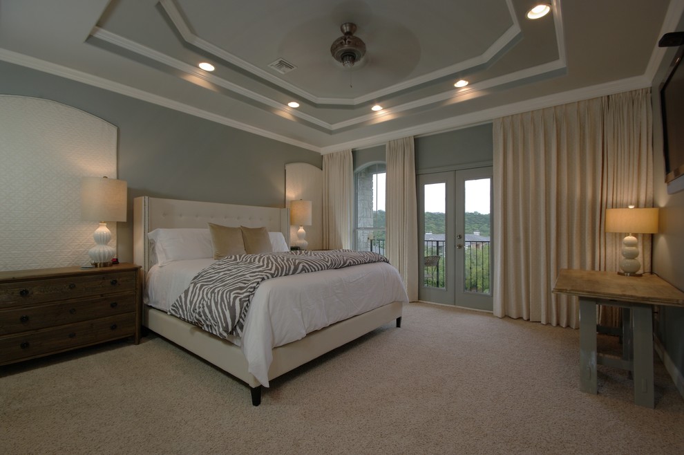Пример оригинального дизайна: спальня в современном стиле с серыми стенами и ковровым покрытием