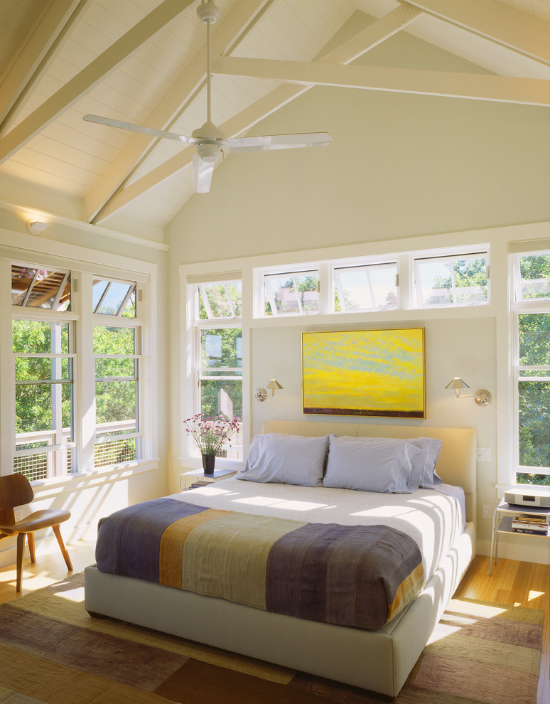 Ispirazione per una camera da letto stile marino con pareti bianche e pavimento giallo