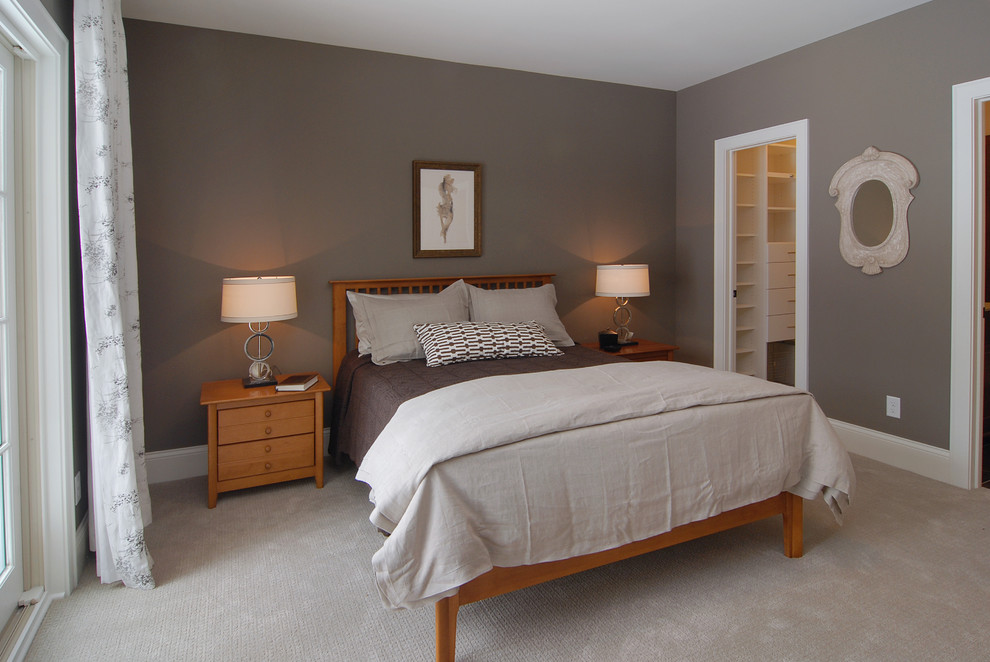Imagen de dormitorio clásico con paredes grises