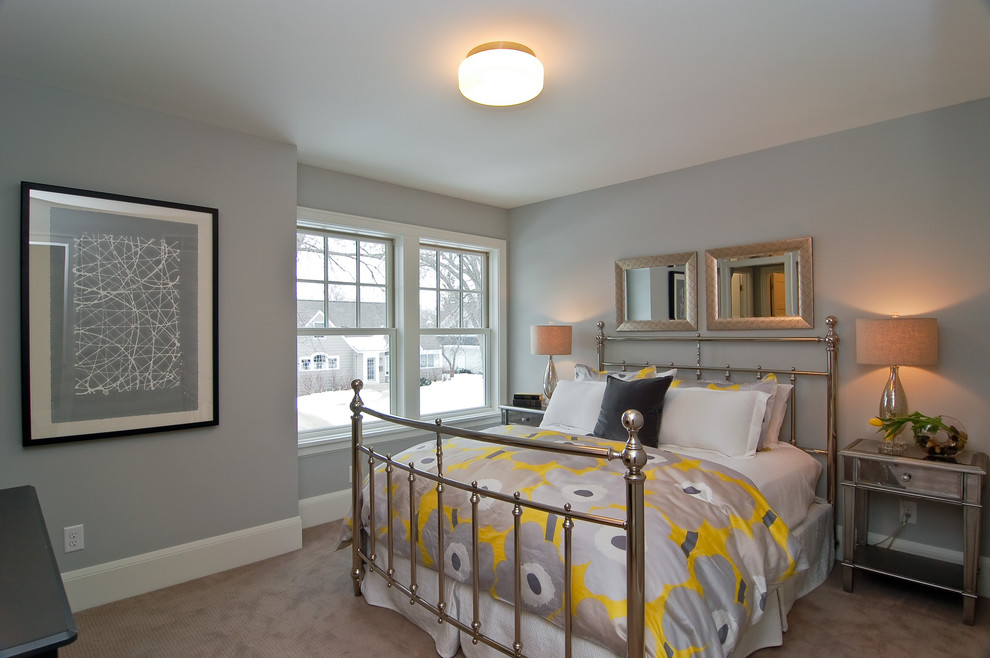 Idée de décoration pour une chambre grise et jaune tradition avec un mur gris.