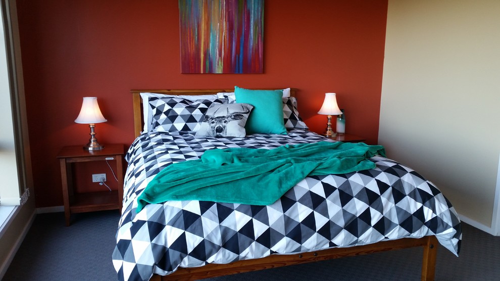 Diseño de dormitorio principal minimalista de tamaño medio con paredes rojas