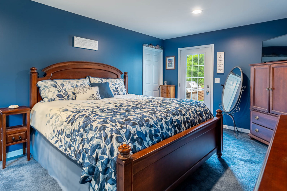 Пример оригинального дизайна: хозяйская спальня среднего размера в классическом стиле с синими стенами, ковровым покрытием и синим полом без камина