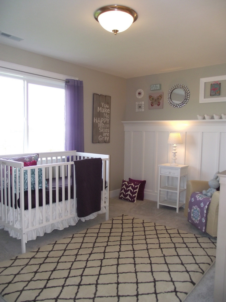 他の地域にあるお手頃価格の中くらいなトラディショナルスタイルのおしゃれな赤ちゃん部屋 (グレーの壁、カーペット敷き) の写真