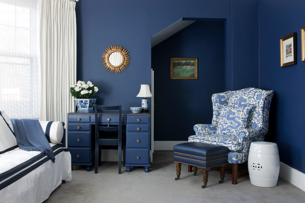 Diseño de habitación de invitados tradicional renovada grande sin chimenea con paredes azules y moqueta
