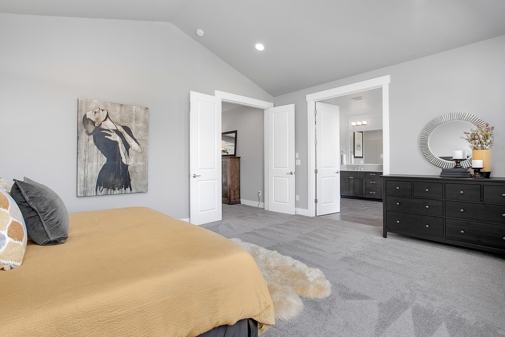 Großes Klassisches Hauptschlafzimmer mit grauer Wandfarbe und Teppichboden in Seattle